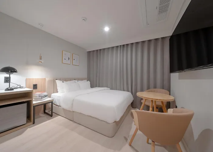 Glam Hotel *